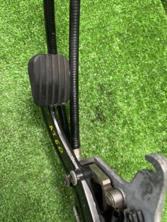 Mercedes-Benz / 300E / Педаль стояночного тормоза