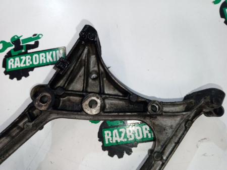 Mercedes-Benz / E-Class / Кронштейн