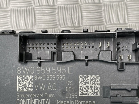 Audi / A4 / Блок управления двери