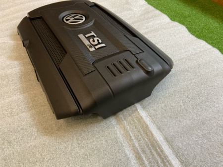 Volkswagen / Golf / Декоративная крышка двигателя