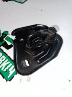 Audi / A6 / Петля замка капота