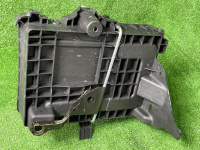 Ford / EXPLORER / Крепление аккумулятора