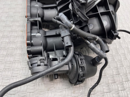 Audi / A4 / Коллектор впускной