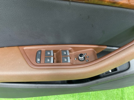 Audi / A4 / Дверь боковая