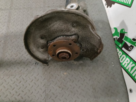 Audi / A4 / Кулак поворотный