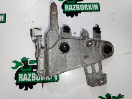 Mercedes-Benz / E-Class / Кронштейн