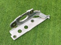 Audi / A6 / Петля капота