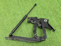 Audi / A4 / Петля капота