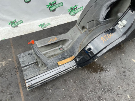 Mercedes-Benz / 300E / Крыло