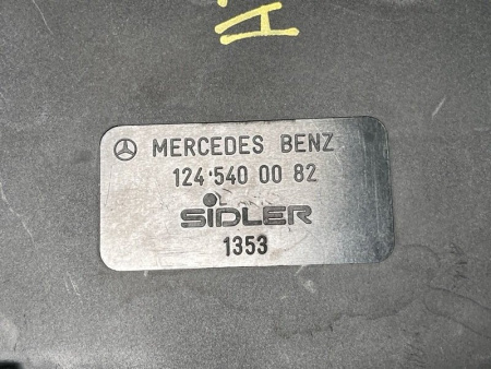 Mercedes-Benz / 300E / Крышка блока предохранителей