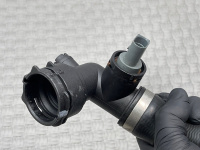 Audi / A4 / Патрубок радиатора