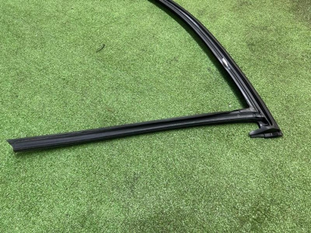 BMW / 1-Series / Уплотнитель стекла двери