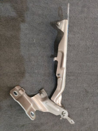 Volvo / XC60 / Петля капота