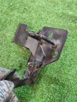 Audi / Q7 / Крюк замка капота