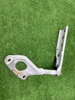 Audi / A6 / Петля капота