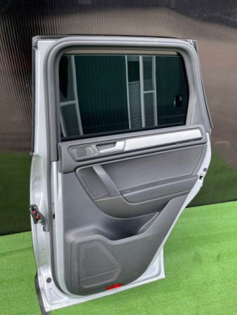 Volkswagen / Touareg / Дверь боковая
