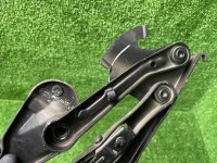 Mercedes-Benz / 300E / Петля капота