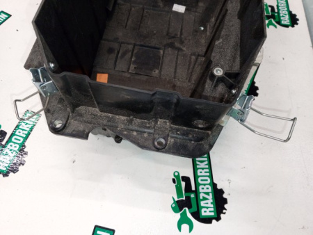 Porsche / Cayenne / Корпус АКБ