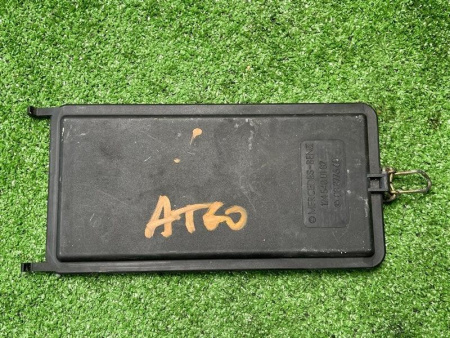 Mercedes-Benz / 300E / Крышка предохранителей