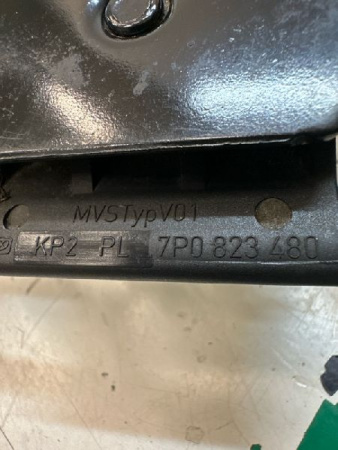 Volkswagen / Touareg / Крюк замка капота