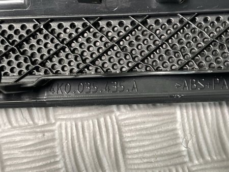 Audi / A6 / Накладка динамика