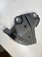 BMW / X1 / Кронштейн крыла