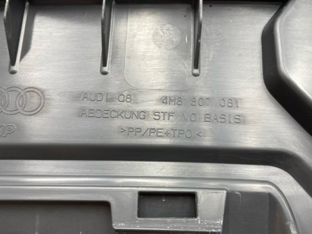Audi / SQ8 / Накладка замка капота
