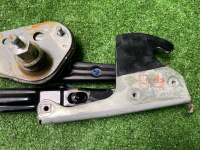 Mercedes-Benz / 300E / Петля капота