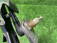 Mercedes-Benz / 300E / Петля капота