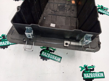 Porsche / Cayenne / Корпус АКБ