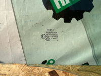 Audi / Q7 / Стекло двери