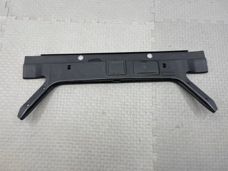 Mercedes-Benz / 300E / Обшивка багажника