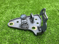 Mercedes-Benz / 190e / Замок капота