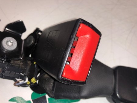 Mercedes-Benz / GLC 250d 4-matic / Замок ремня безопасности