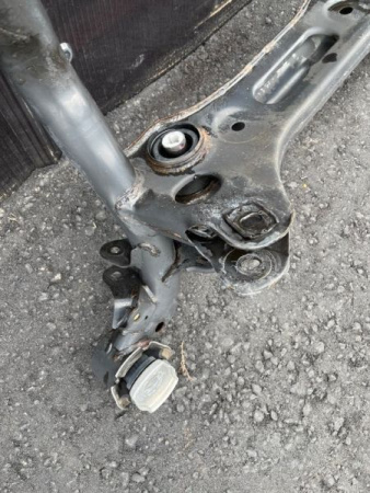 Audi / A4 / Подрамник