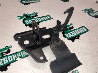 Audi / A6 / Крюк замка капота