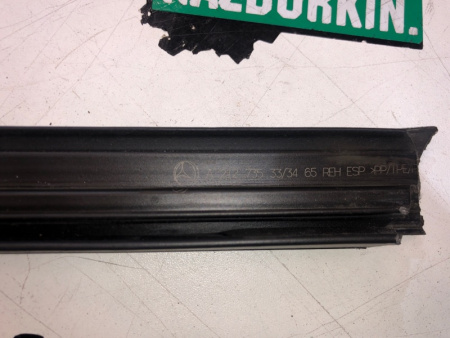 Mercedes-Benz / E-Class / Уплотнитель стекла двери