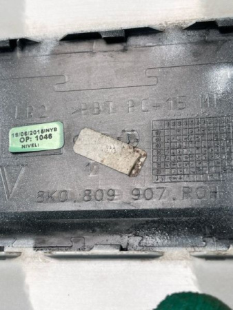 Audi / A4 / Лючок топливного бака