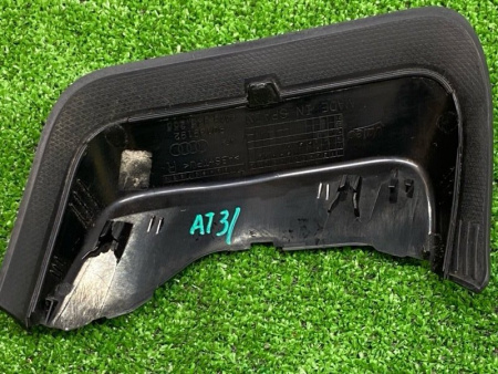 Audi / Q8 / Накладка фонаря