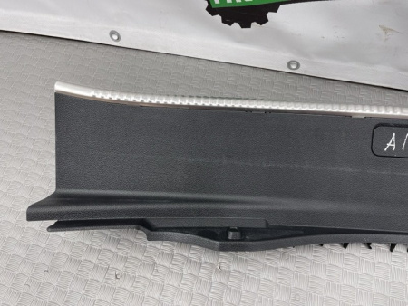 Audi / A8l / Накладка замка багажника