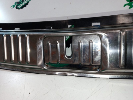 Volkswagen / Touareg / Накладка петли багажника