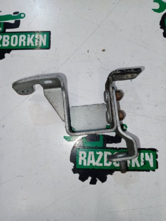 Mercedes-Benz / E-Class / Кронштейн катализатора