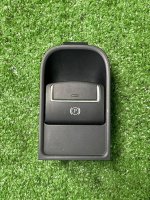 Volkswagen / Tiguan / Кнопка стояночного тормоза