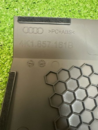 Audi / A6 / накладка торпедо
