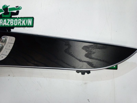 Mercedes-Benz / GLC 250d 4-matic / Декоративная вставка