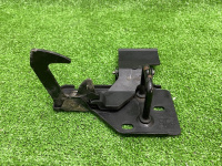 Audi / Q7 / Крюк замка капота