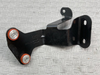 Audi / A4 / Кронштейн