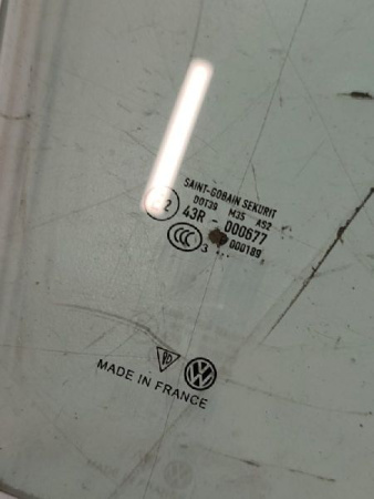 Volkswagen / Touareg / Стекло двери