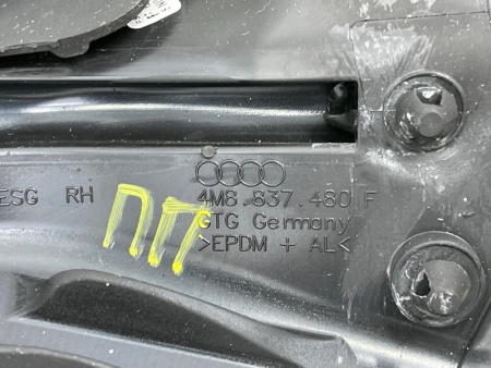 Audi / Q8 / Уплотнитель стекла двери