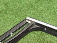 Volkswagen / Touareg / Направляющая стекла двери